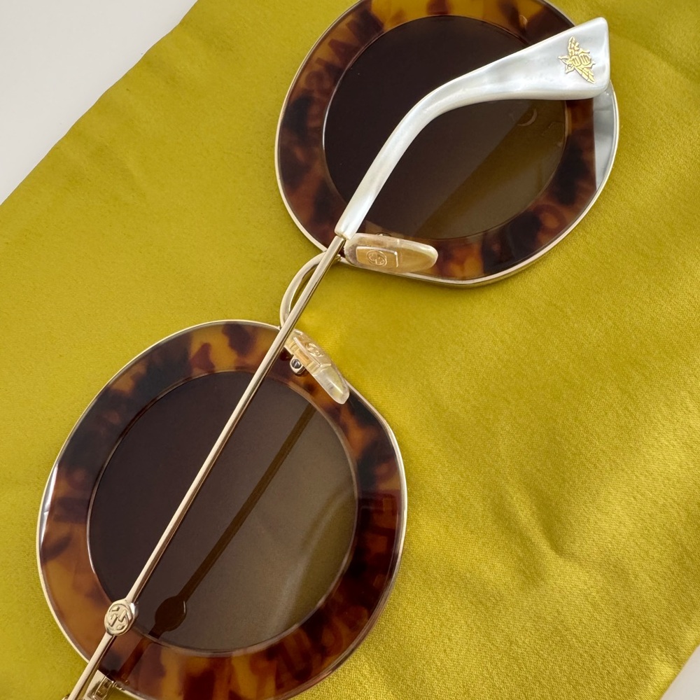 Gucci Oversized Gold and Brown Sunglasses with Tortoiseshell Frame - Picture 9 of 13